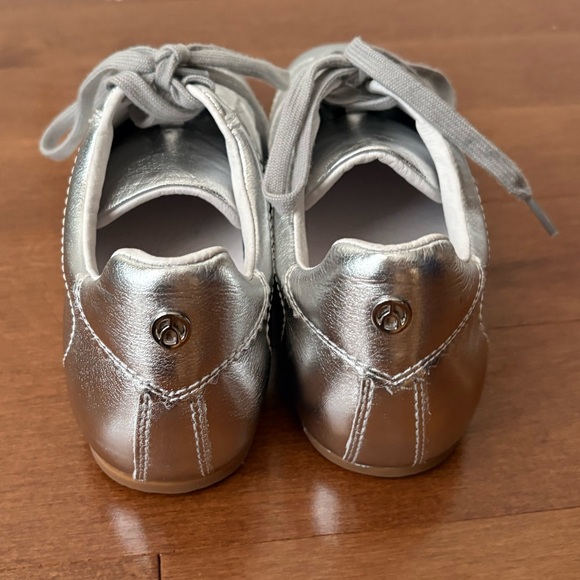 Wishbone Collection • NWOT Silver Leather Sneaker • Size 8 - Picture 3 of 5